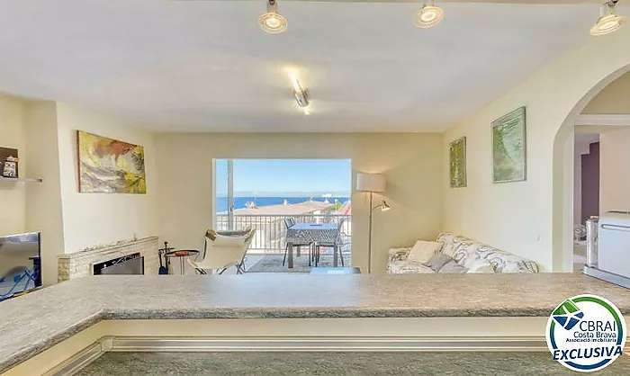 Wake up by the Mediterranean – Apartment with pool, private parking and sea views in Roses Lighthouse area