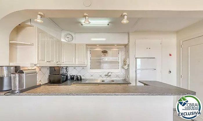 Wake up by the Mediterranean – Apartment with pool, private parking and sea views in Roses Lighthouse area