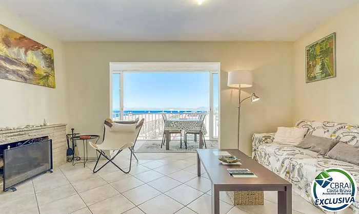 Wake up by the Mediterranean – Apartment with pool, private parking and sea views in Roses Lighthouse area