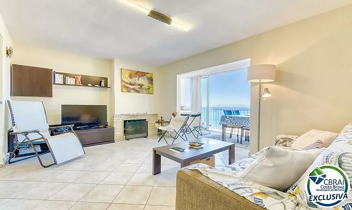Wake up by the Mediterranean – Apartment with pool, private parking and sea views in Roses Lighthouse area