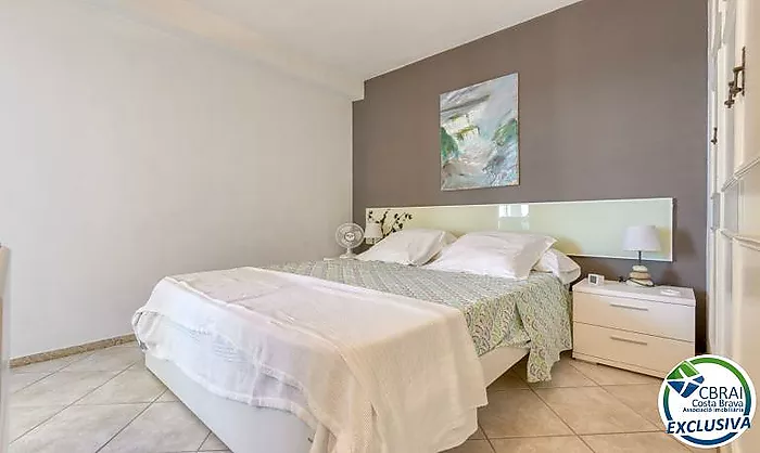 Wake up by the Mediterranean – Apartment with pool, private parking and sea views in Roses Lighthouse area