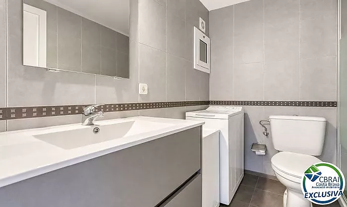 Wake up by the Mediterranean – Apartment with pool, private parking and sea views in Roses Lighthouse area