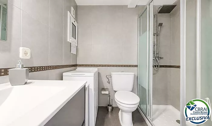 Wake up by the Mediterranean – Apartment with pool, private parking and sea views in Roses Lighthouse area