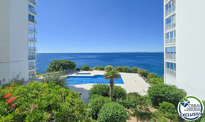 Wake up by the Mediterranean – Apartment with pool, private parking and sea views in Roses Lighthouse area
