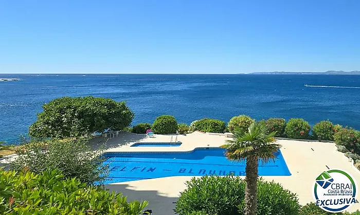 Wake up by the Mediterranean – Apartment with pool, private parking and sea views in Roses Lighthouse area