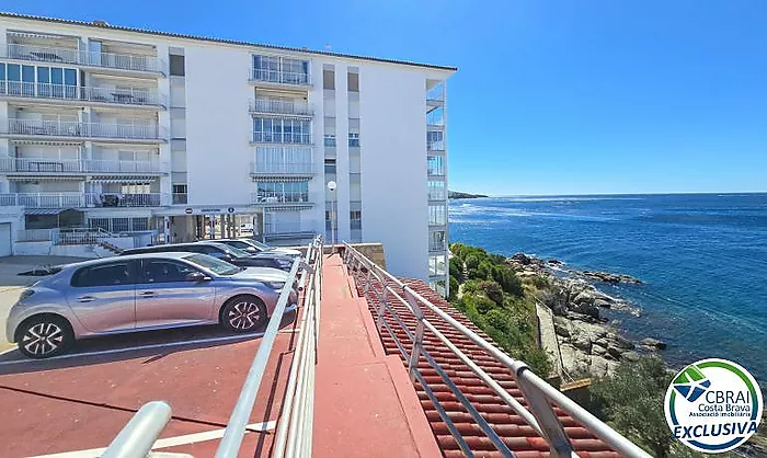 Wake up by the Mediterranean – Apartment with pool, private parking and sea views in Roses Lighthouse area
