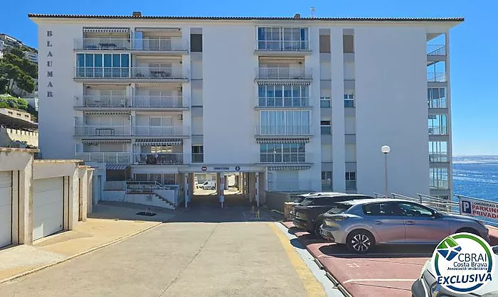 Wake up by the Mediterranean – Apartment with pool, private parking and sea views in Roses Lighthouse area