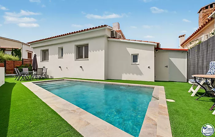 House with tourist licence, swimming pool and views over the Bay of Roses