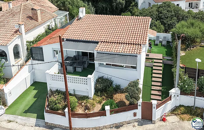 House with tourist licence, swimming pool and views over the Bay of Roses