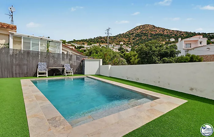 House with tourist licence, swimming pool and views over the Bay of Roses