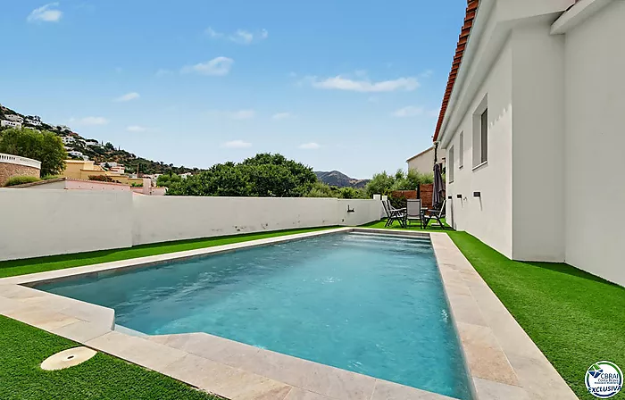 House with tourist licence, swimming pool and views over the Bay of Roses