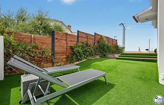 House with tourist licence, swimming pool and views over the Bay of Roses