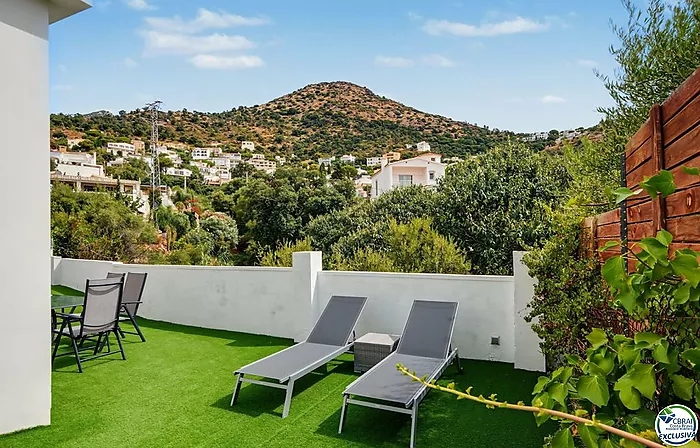 House with tourist licence, swimming pool and views over the Bay of Roses