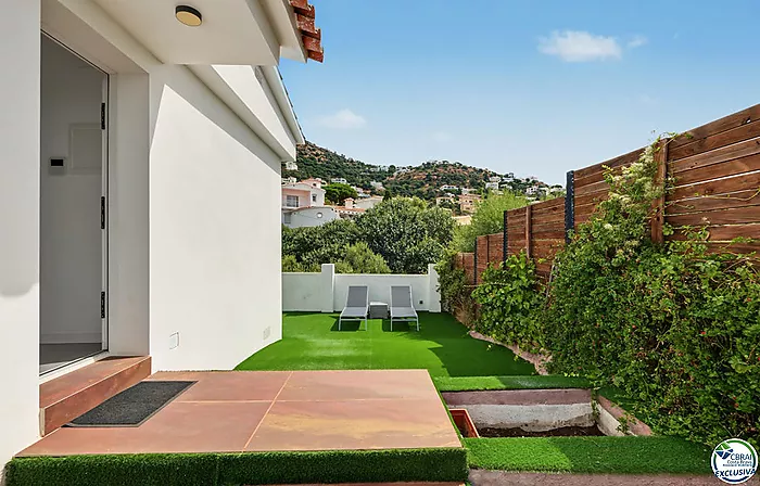 House with tourist licence, swimming pool and views over the Bay of Roses