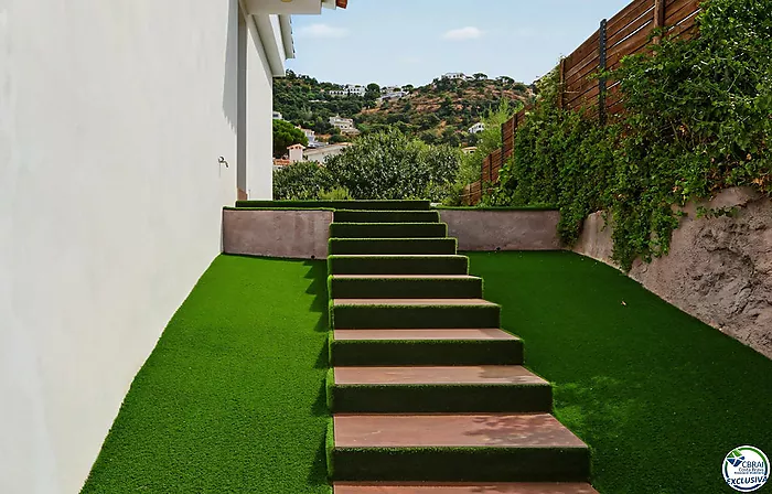 House with tourist licence, swimming pool and views over the Bay of Roses
