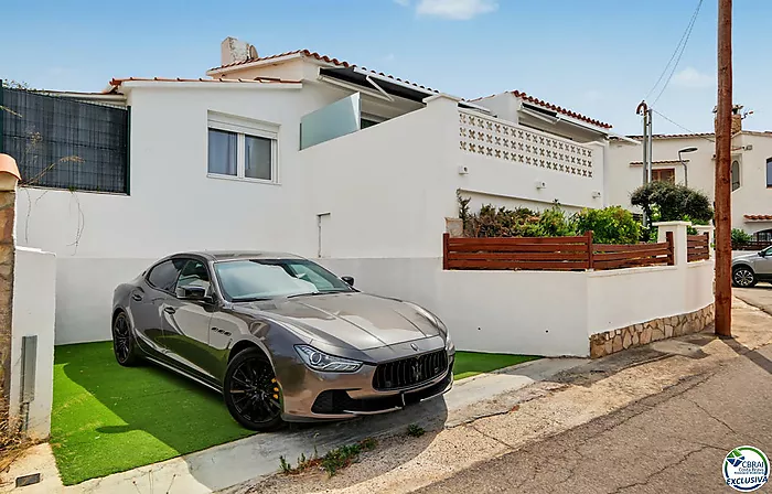 House with tourist licence, swimming pool and views over the Bay of Roses