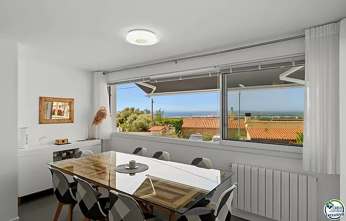 House with tourist licence, swimming pool and views over the Bay of Roses