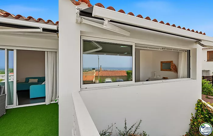 House with tourist licence, swimming pool and views over the Bay of Roses