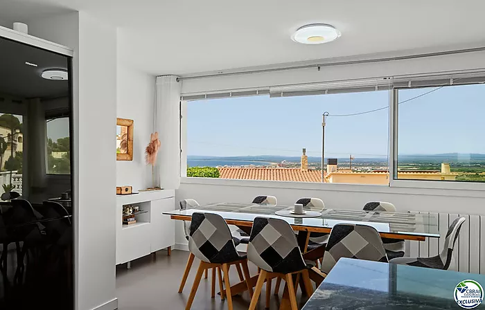 House with tourist licence, swimming pool and views over the Bay of Roses