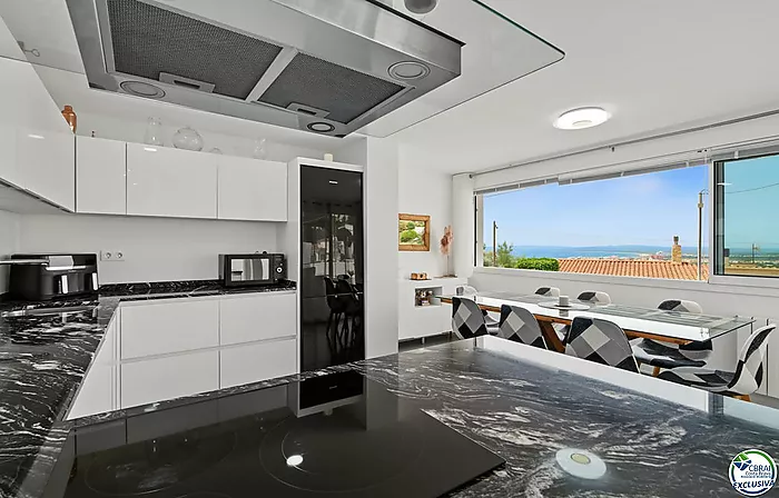House with tourist licence, swimming pool and views over the Bay of Roses