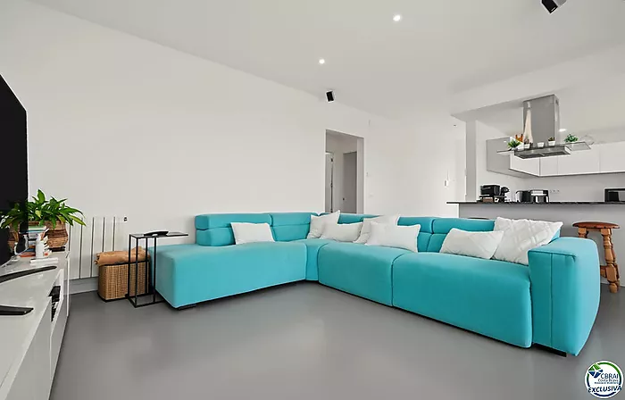 House with tourist licence, swimming pool and views over the Bay of Roses