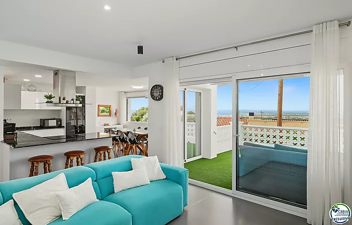 House with tourist licence, swimming pool and views over the Bay of Roses