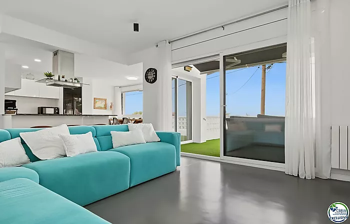House with tourist licence, swimming pool and views over the Bay of Roses
