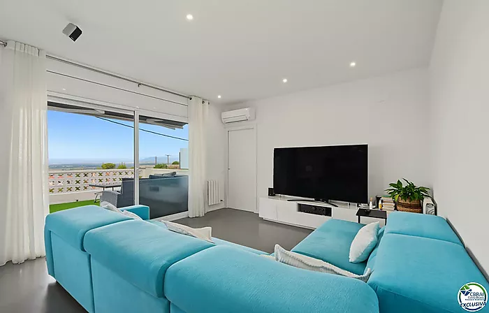 House with tourist licence, swimming pool and views over the Bay of Roses