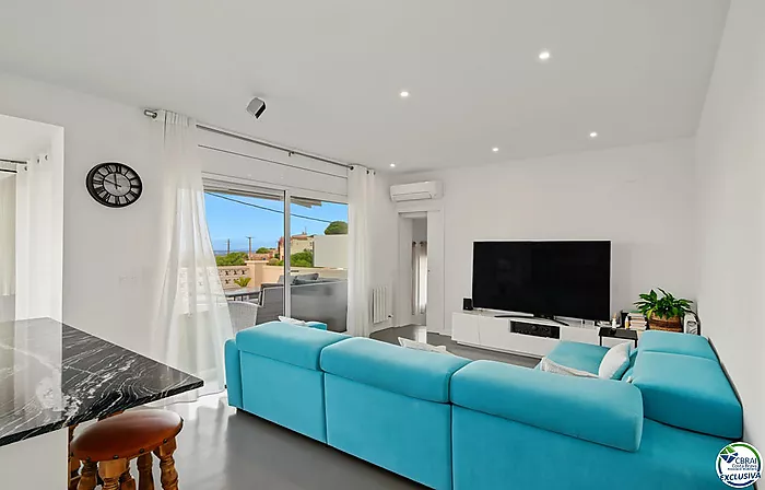 House with tourist licence, swimming pool and views over the Bay of Roses