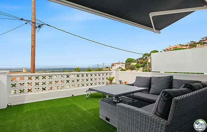 House with tourist licence, swimming pool and views over the Bay of Roses