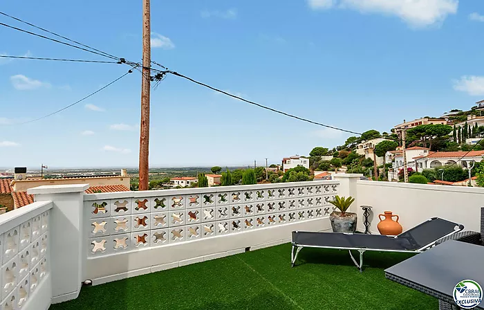 House with tourist licence, swimming pool and views over the Bay of Roses