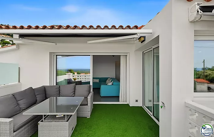 House with tourist licence, swimming pool and views over the Bay of Roses