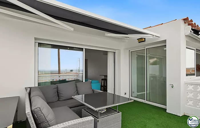 House with tourist licence, swimming pool and views over the Bay of Roses