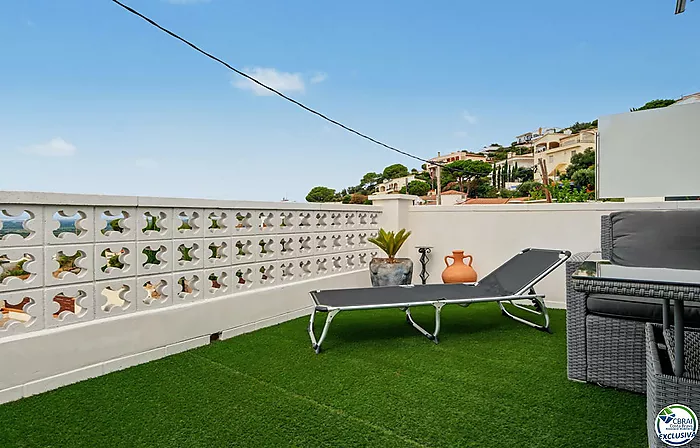 House with tourist licence, swimming pool and views over the Bay of Roses
