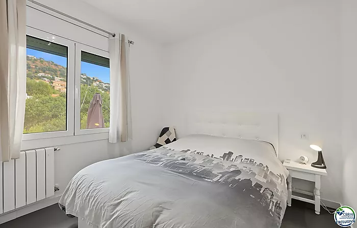 House with tourist licence, swimming pool and views over the Bay of Roses