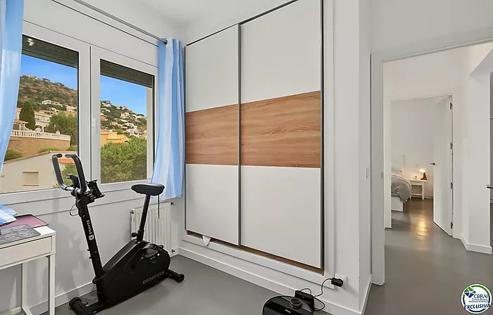 House with tourist licence, swimming pool and views over the Bay of Roses