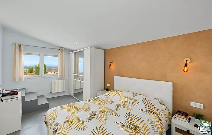House with tourist licence, swimming pool and views over the Bay of Roses