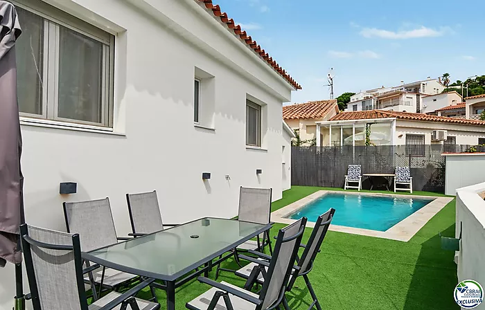 House with tourist licence, swimming pool and views over the Bay of Roses