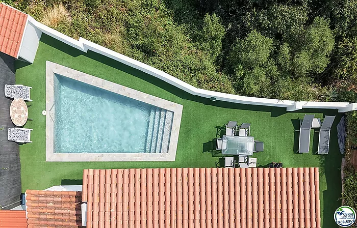 House with tourist licence, swimming pool and views over the Bay of Roses