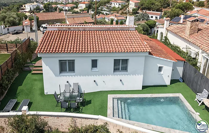 House with tourist licence, swimming pool and views over the Bay of Roses