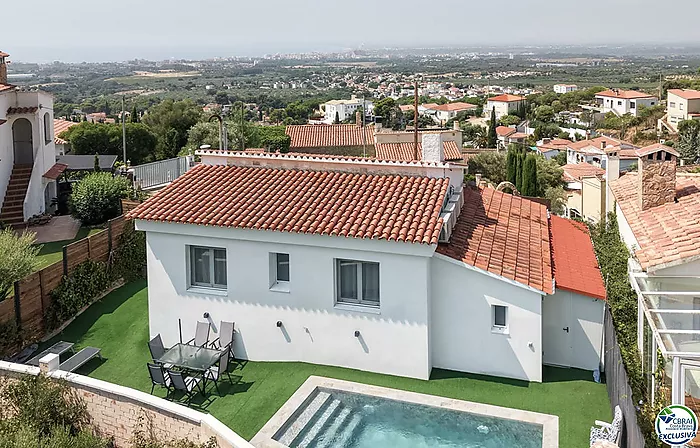 House with tourist licence, swimming pool and views over the Bay of Roses