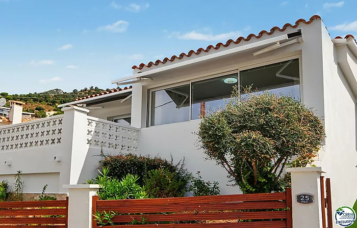 House with tourist licence, swimming pool and views over the Bay of Roses