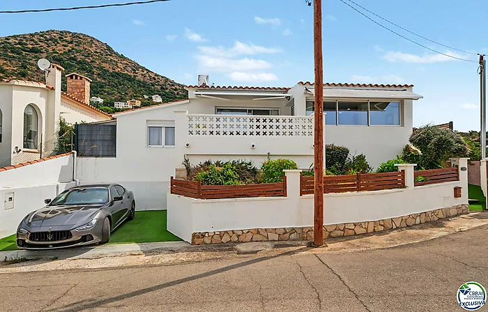 House with tourist licence, swimming pool and views over the Bay of Roses