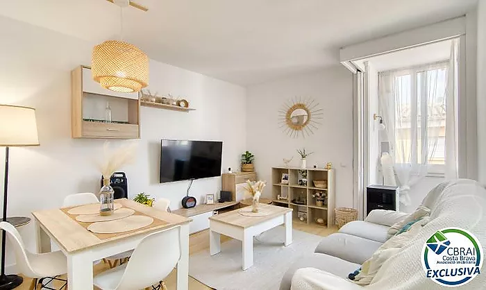 Renovated 2-bedroom apartment 400 metres from the sea in the centre of Roses