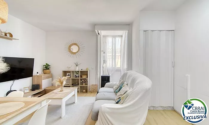 Renovated 2-bedroom apartment 400 metres from the sea in the centre of Roses