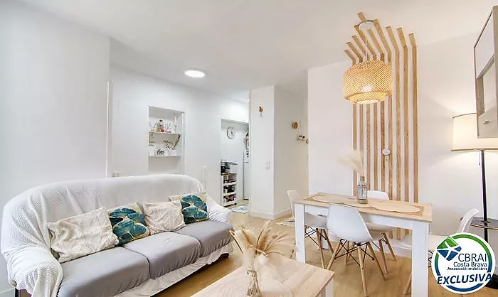 Renovated 2-bedroom apartment 400 metres from the sea in the centre of Roses
