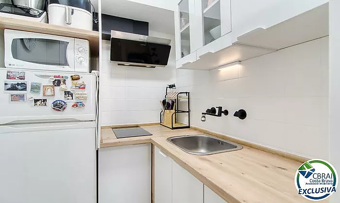 Renovated 2-bedroom apartment 400 metres from the sea in the centre of Roses