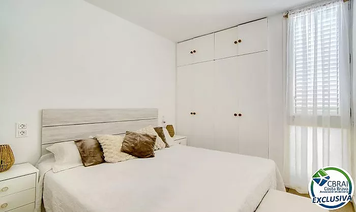 Renovated 2-bedroom apartment 400 metres from the sea in the centre of Roses