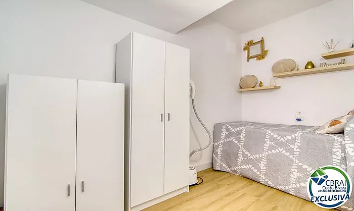 Renovated 2-bedroom apartment 400 metres from the sea in the centre of Roses
