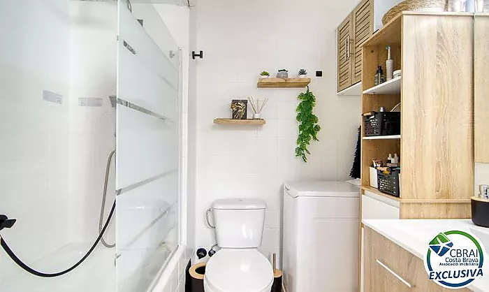 Renovated 2-bedroom apartment 400 metres from the sea in the centre of Roses